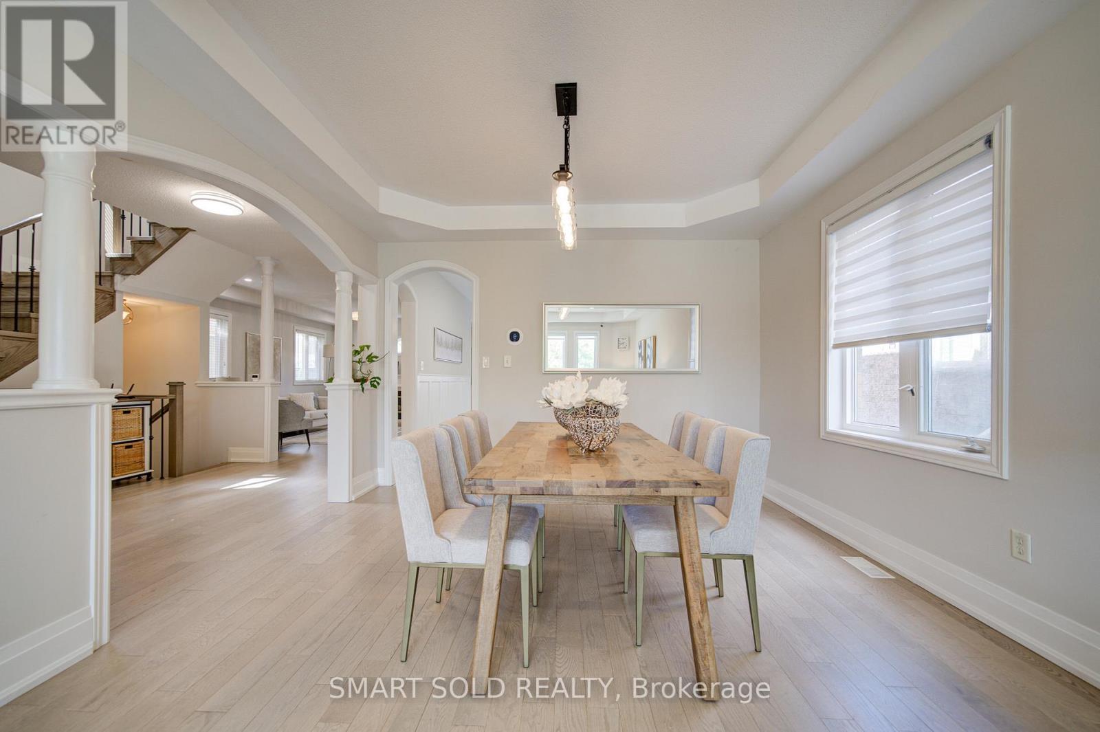122 Mistysugar Trail, Vaughan, ON - Indoor Photo Showing Dining Room