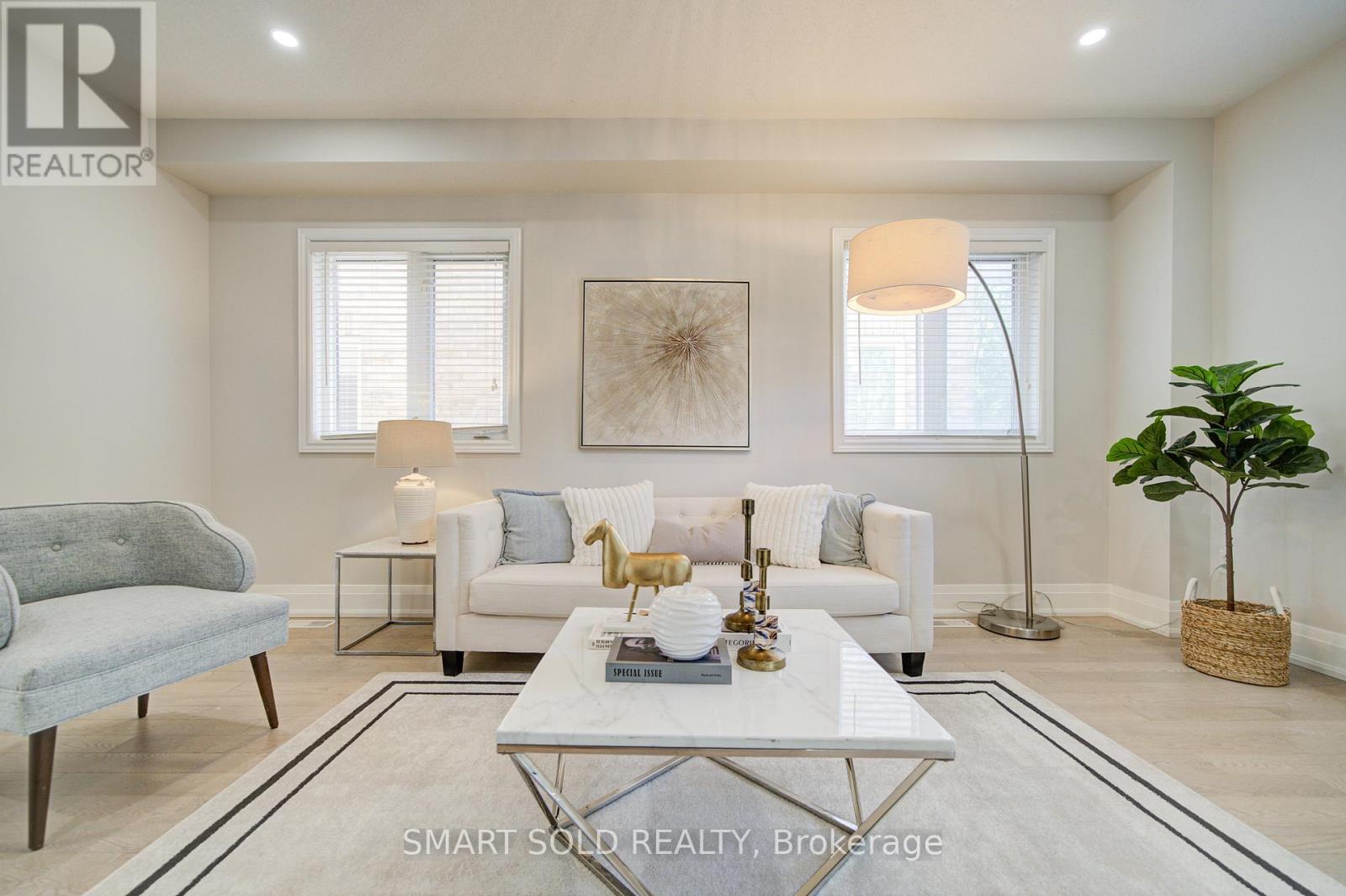 122 Mistysugar Trail, Vaughan, ON - Indoor Photo Showing Living Room