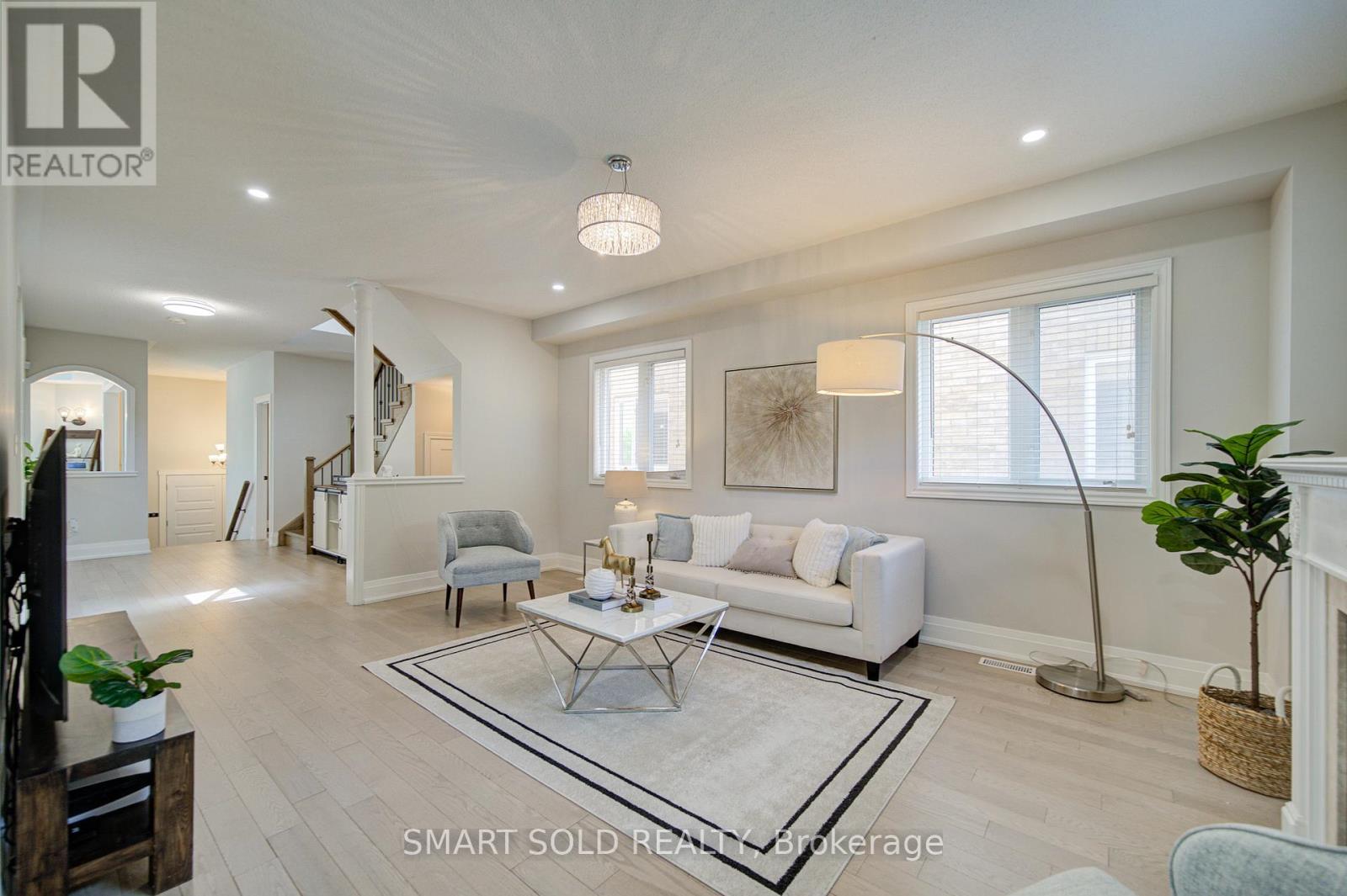 122 Mistysugar Trail, Vaughan, ON - Indoor Photo Showing Living Room