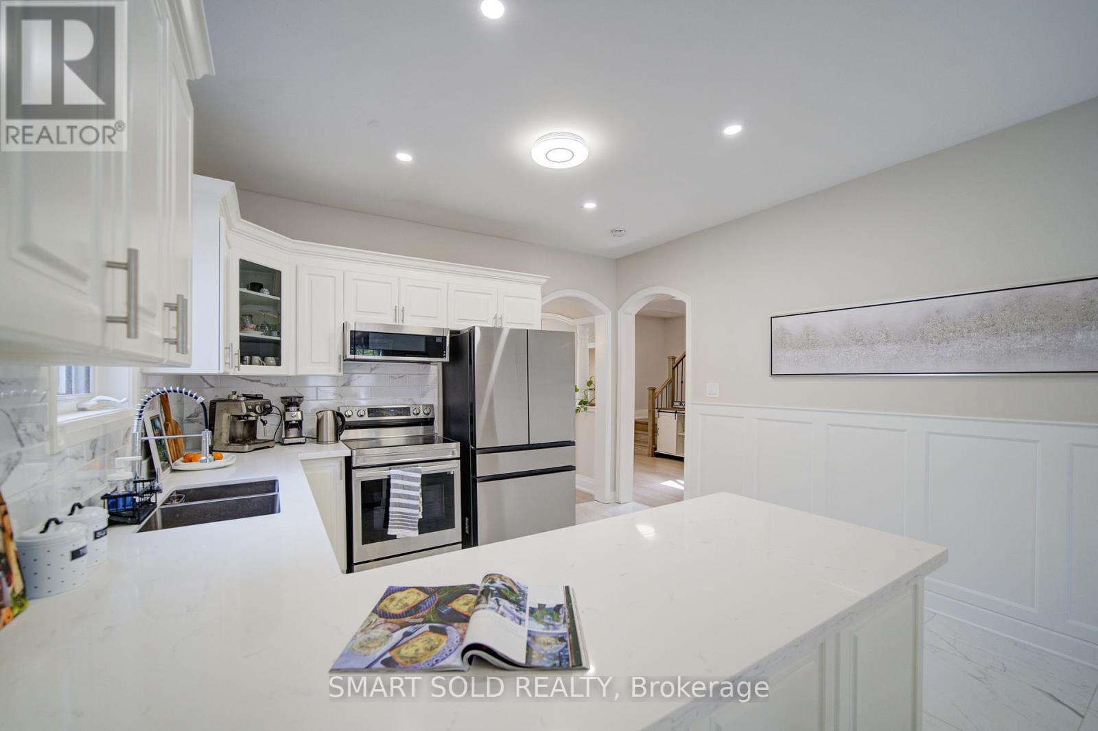 122 Mistysugar Trail, Vaughan, ON - Indoor Photo Showing Kitchen With Double Sink