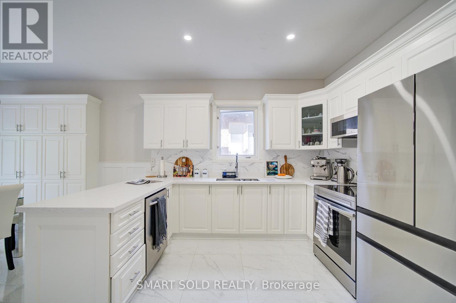 122 Mistysugar Trail, Vaughan, ON - Indoor Photo Showing Kitchen With Upgraded Kitchen