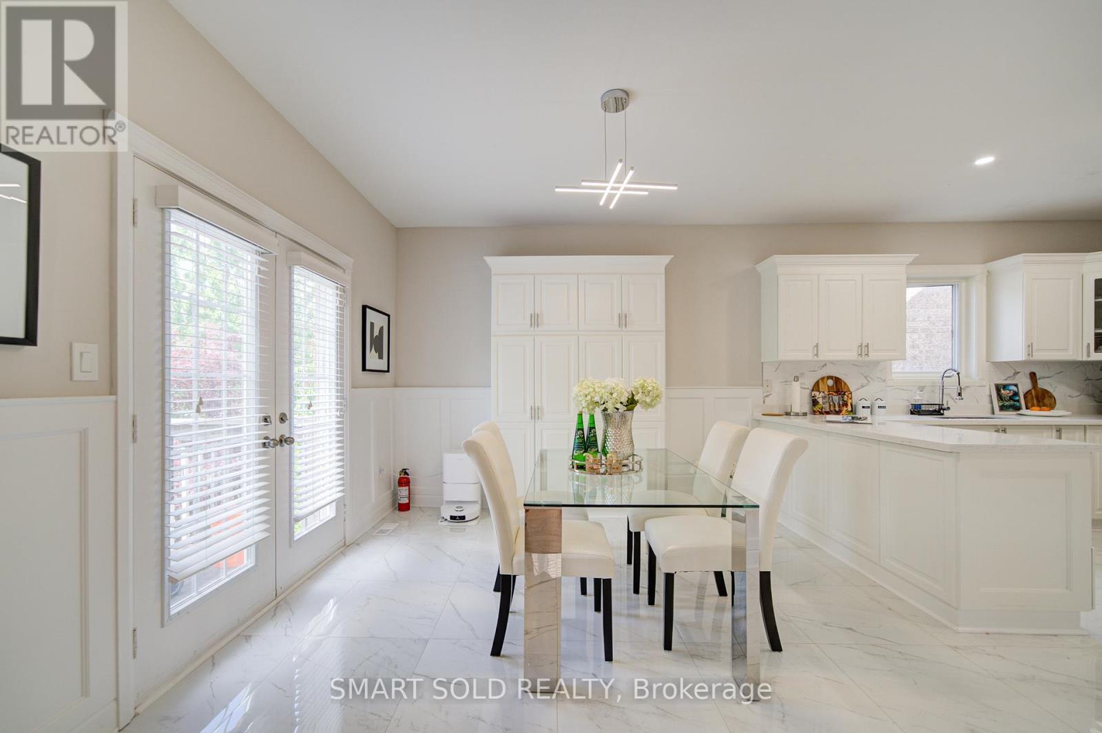 122 Mistysugar Trail, Vaughan, ON - Indoor Photo Showing Dining Room