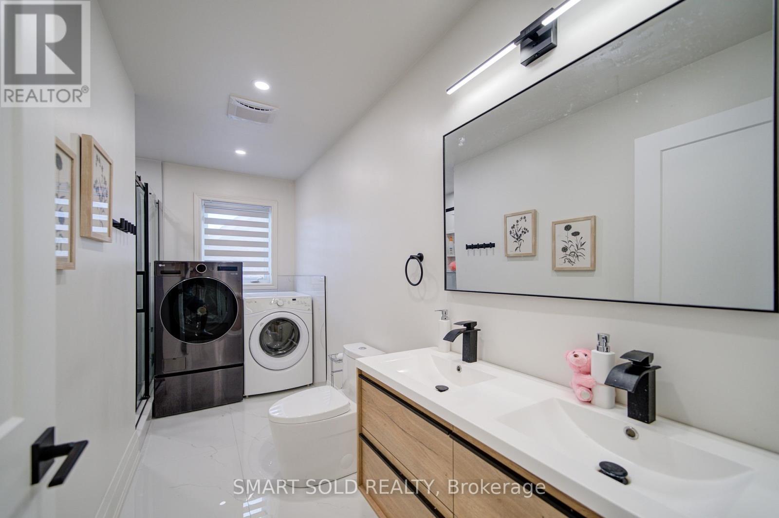 122 Mistysugar Trail, Vaughan, ON - Indoor Photo Showing Laundry Room