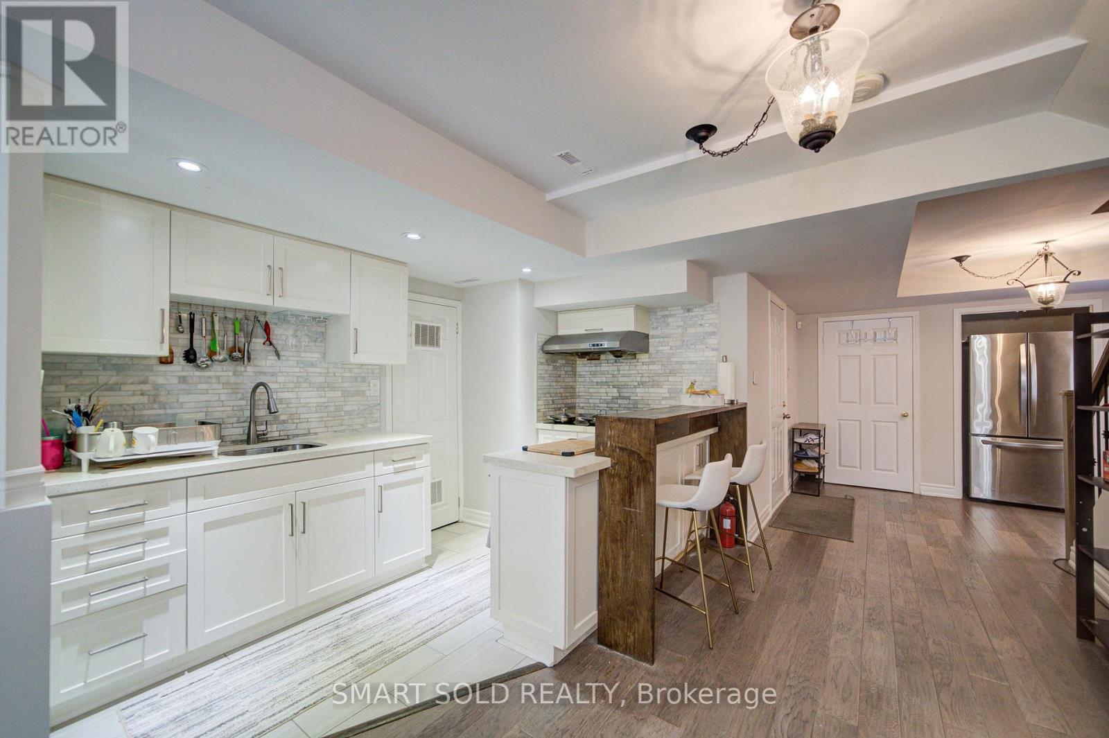 122 Mistysugar Trail, Vaughan, ON - Indoor Photo Showing Kitchen With Upgraded Kitchen