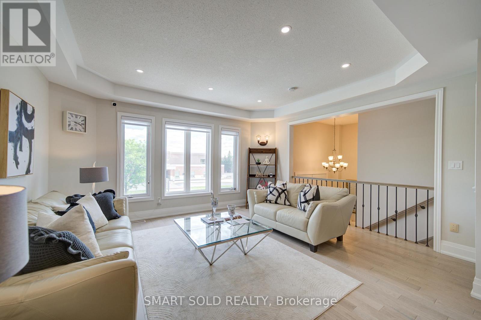 122 Mistysugar Trail, Vaughan, ON - Indoor Photo Showing Living Room