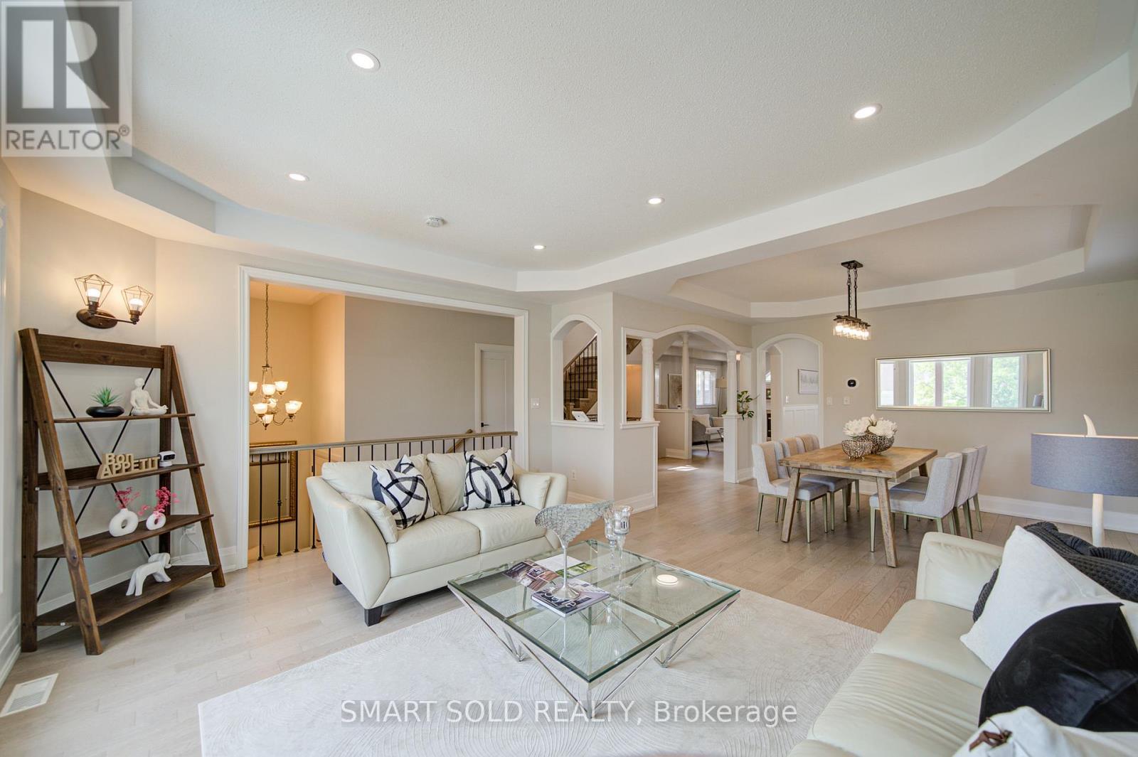 122 Mistysugar Trail, Vaughan, ON - Indoor Photo Showing Living Room