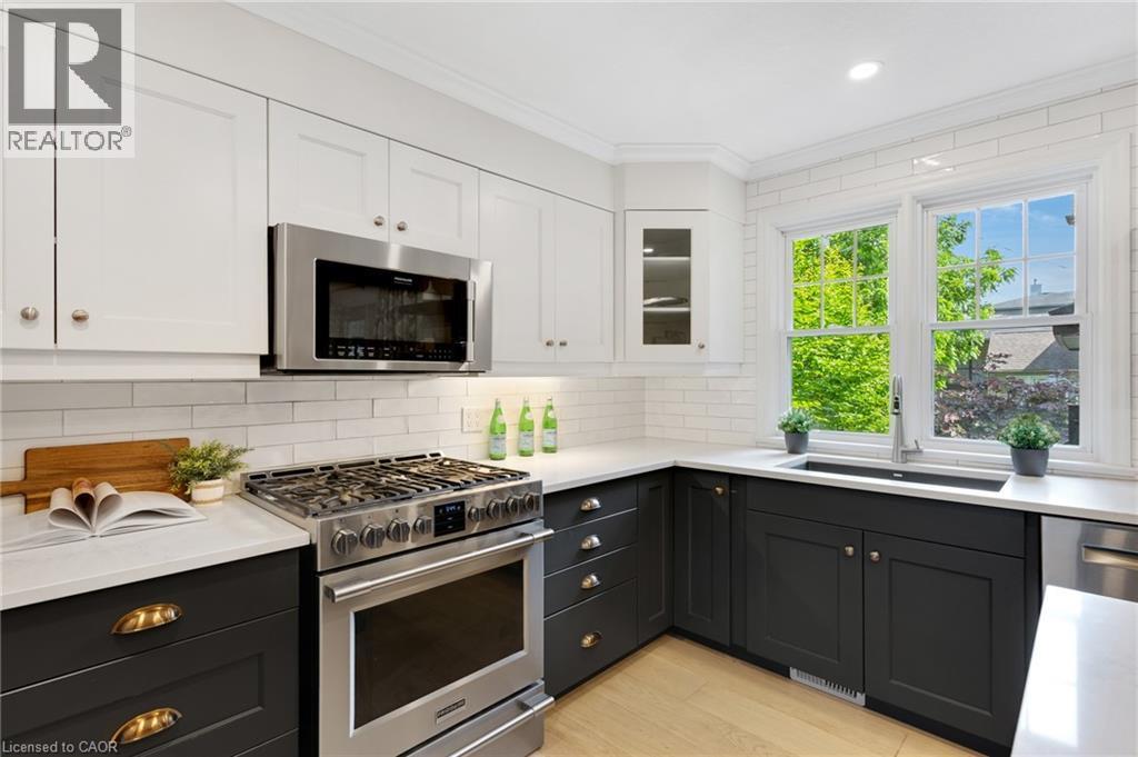 203 Forsyth Drive, Waterloo, ON - Indoor Photo Showing Kitchen With Upgraded Kitchen