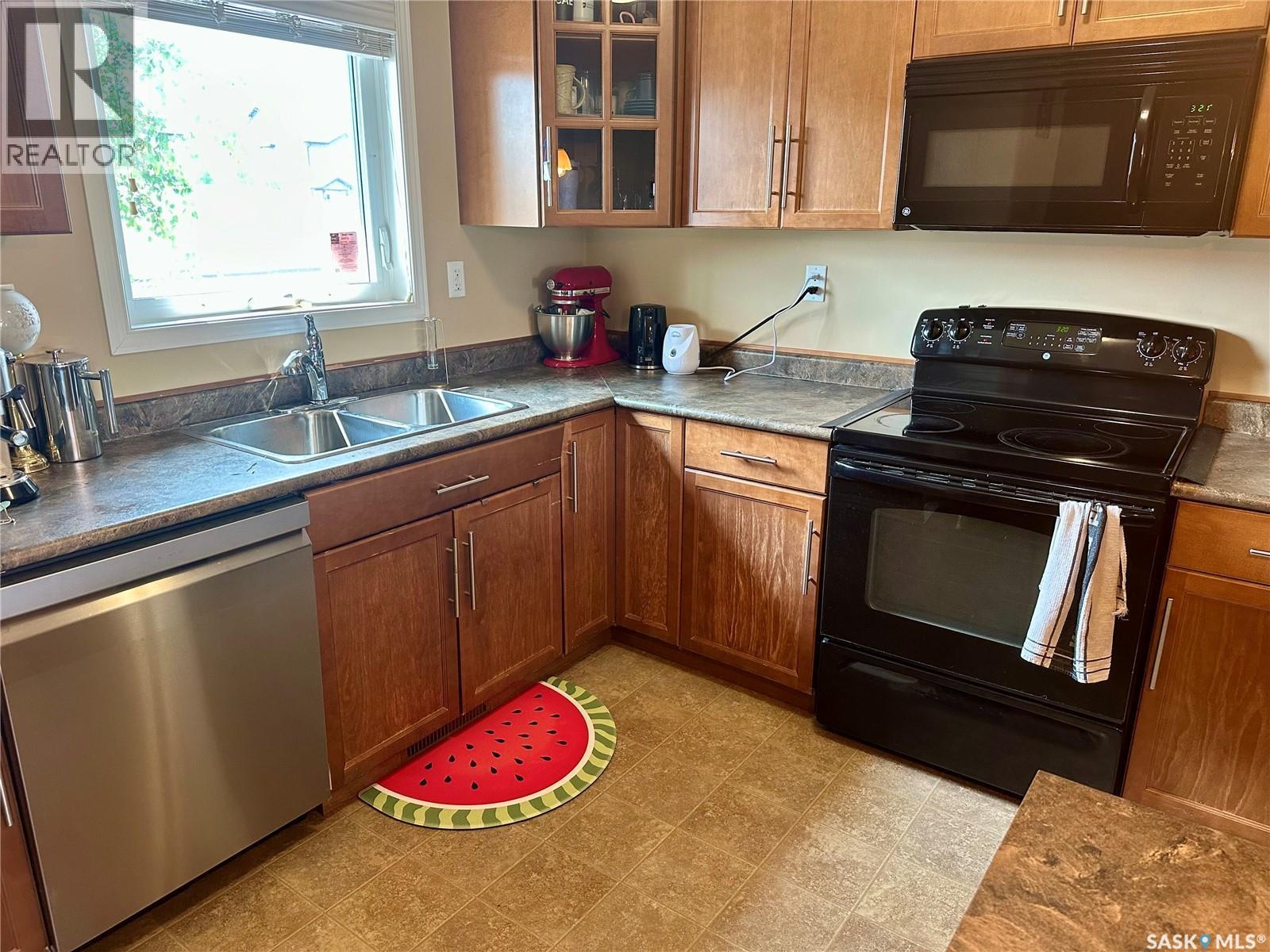 412 110 Shillington Crescent, Saskatoon, SK - Indoor Photo Showing Kitchen With Double Sink