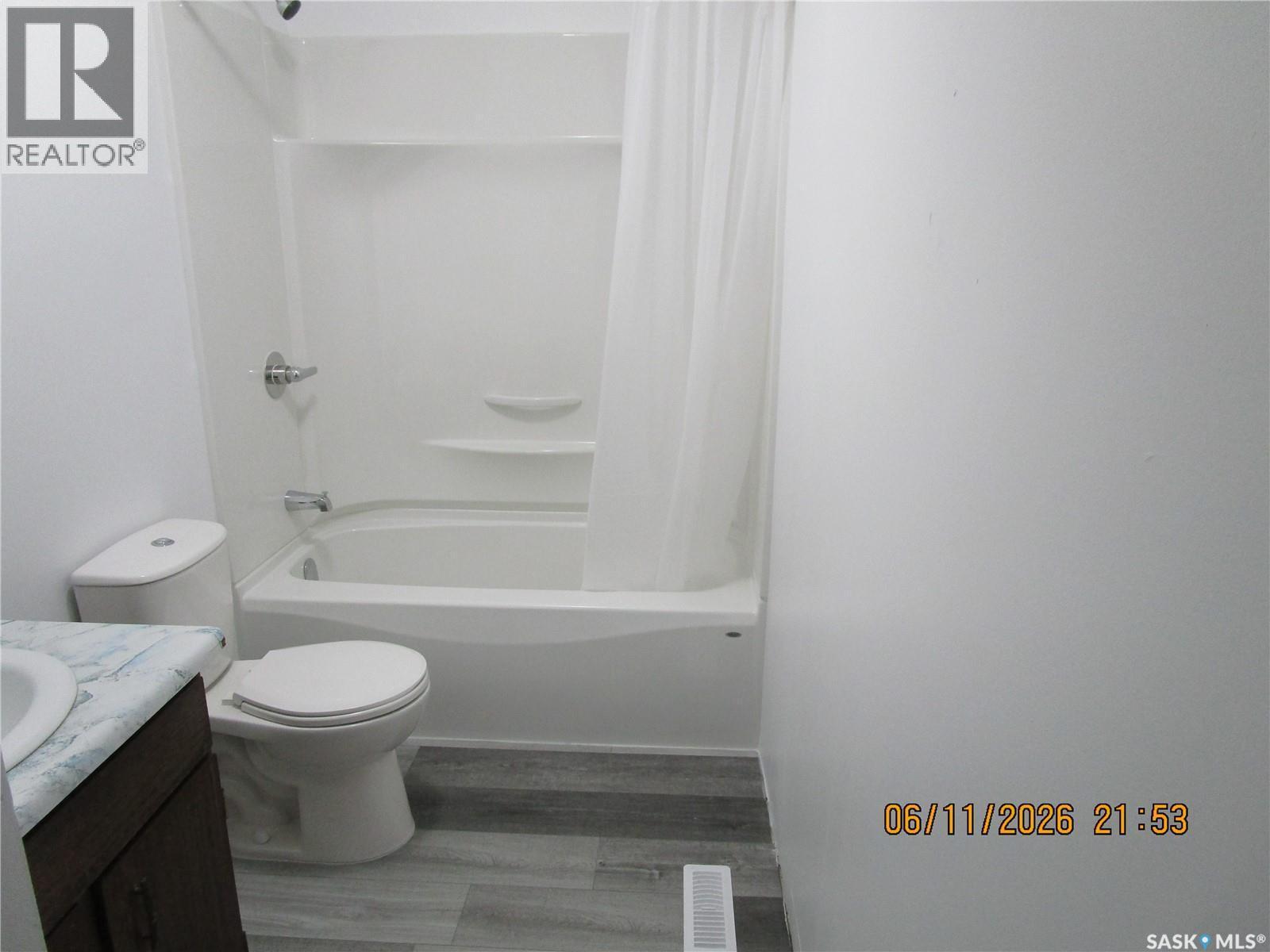 504 4Th Avenue W, Assiniboia, SK - Indoor Photo Showing Bathroom