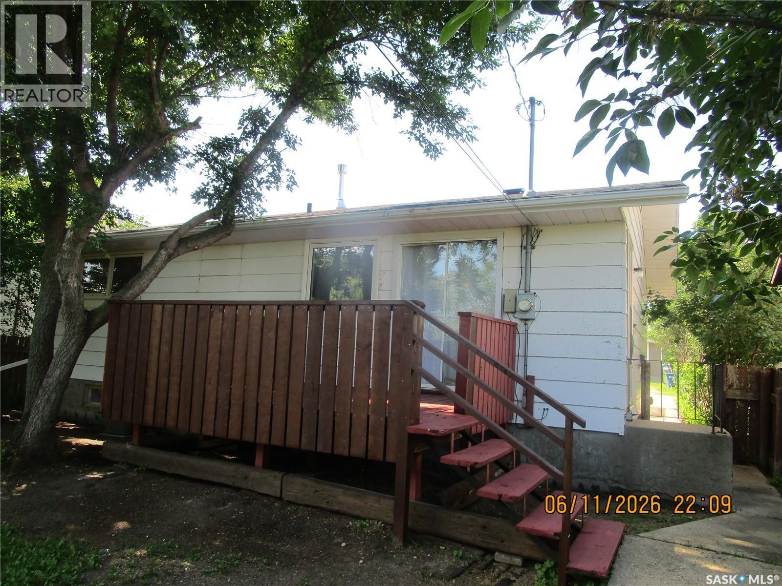 504 4Th Avenue W, Assiniboia, SK - Outdoor