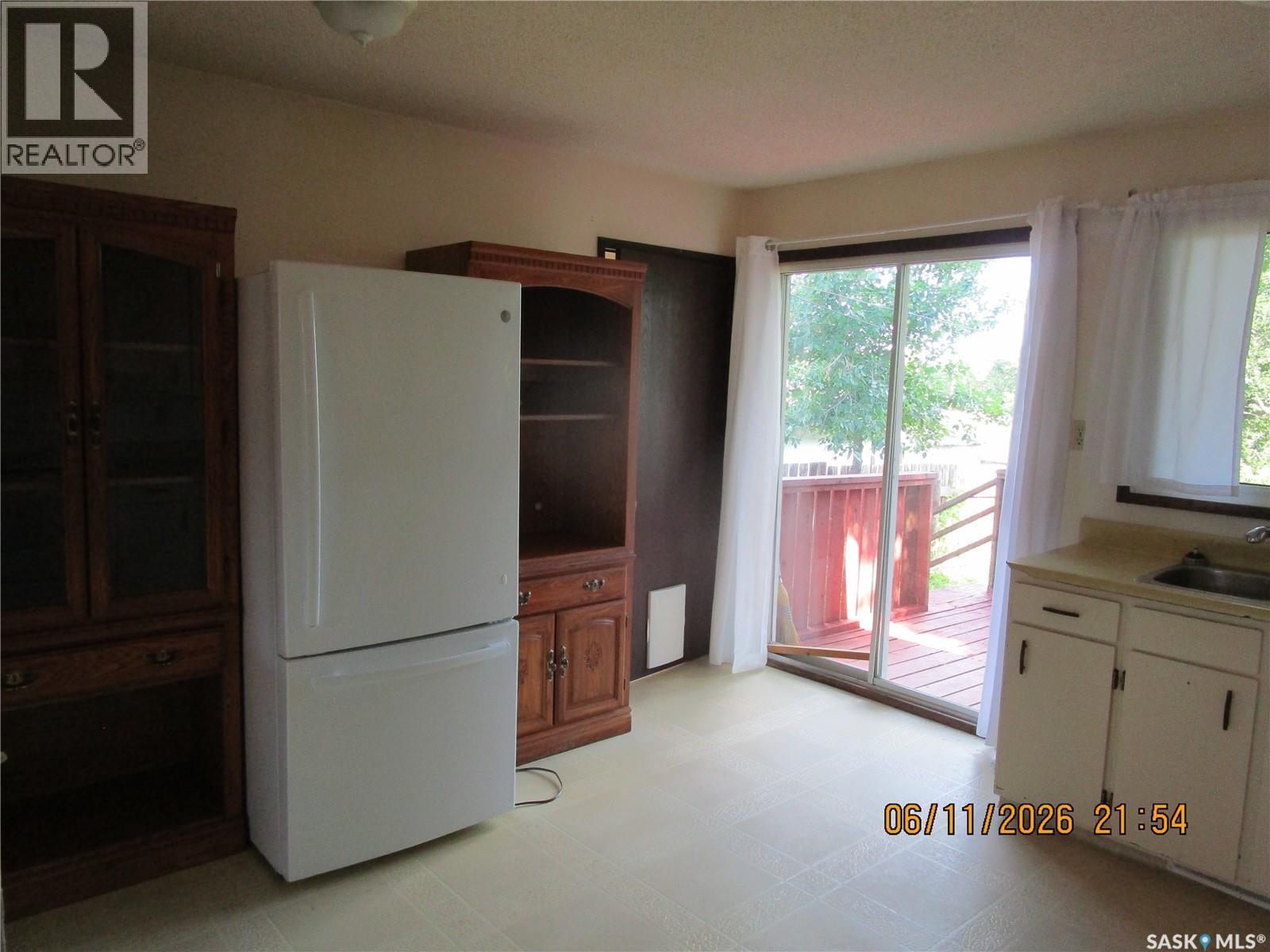 504 4Th Avenue W, Assiniboia, SK - Indoor Photo Showing Kitchen