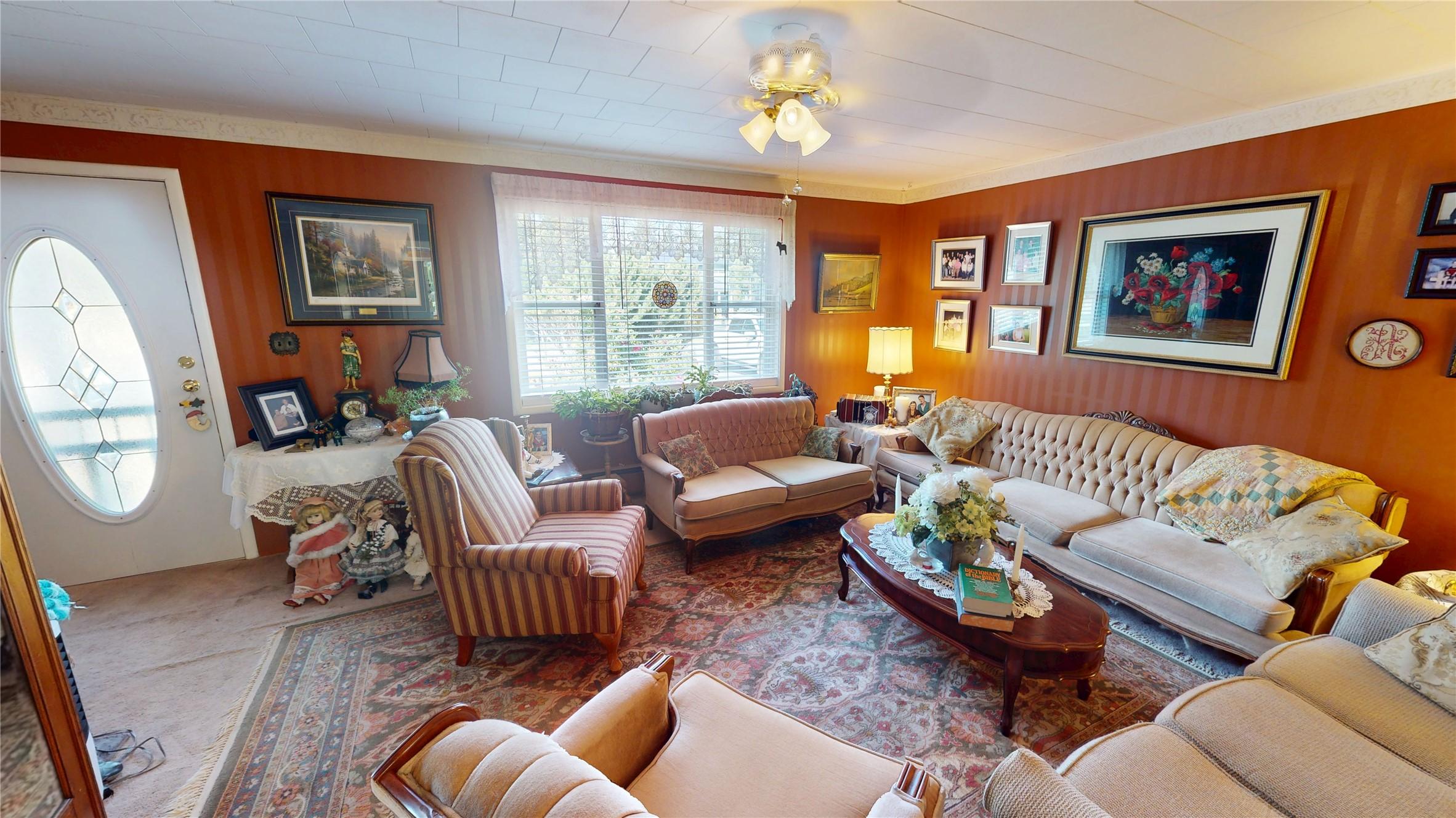6312 Balsam Road, Wasa, BC - Indoor Photo Showing Living Room