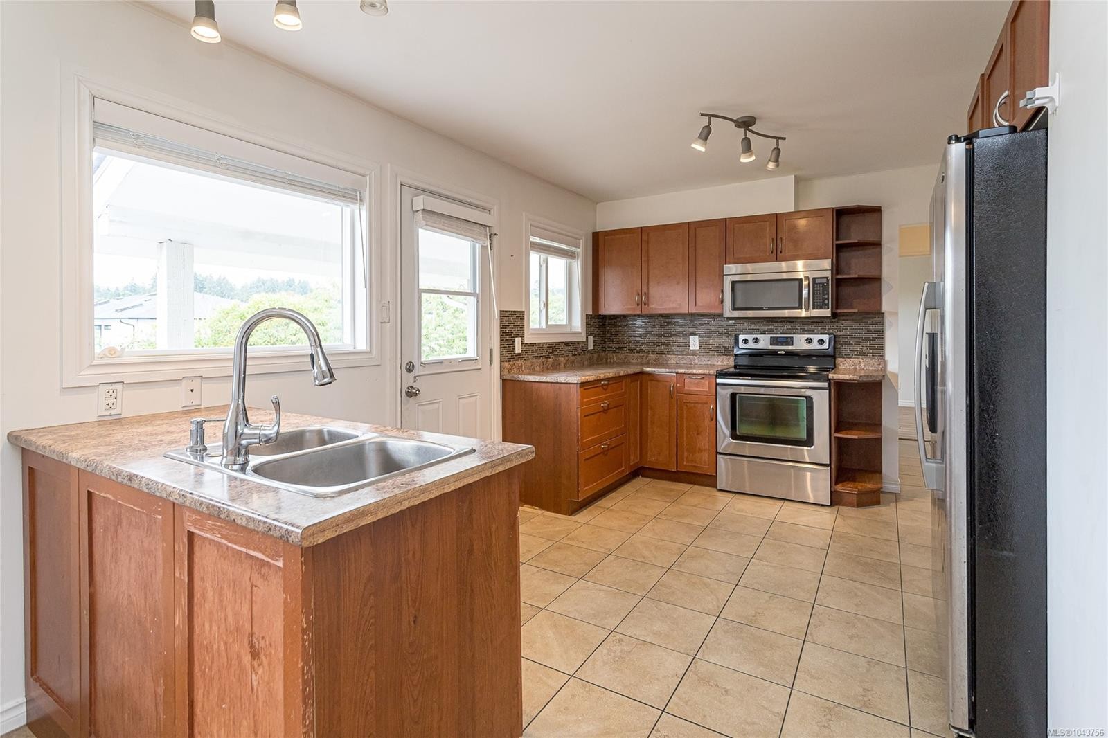 607 Fifth St, Nanaimo, BC