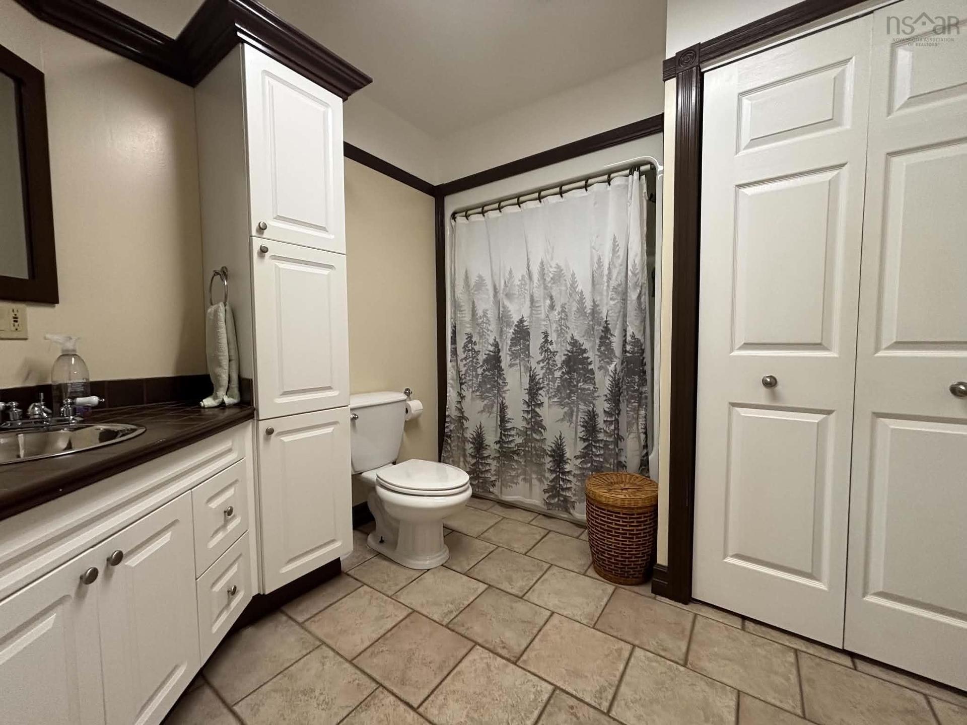 34 Clements Avenue, Yarmouth, NS - Indoor Photo Showing Bathroom