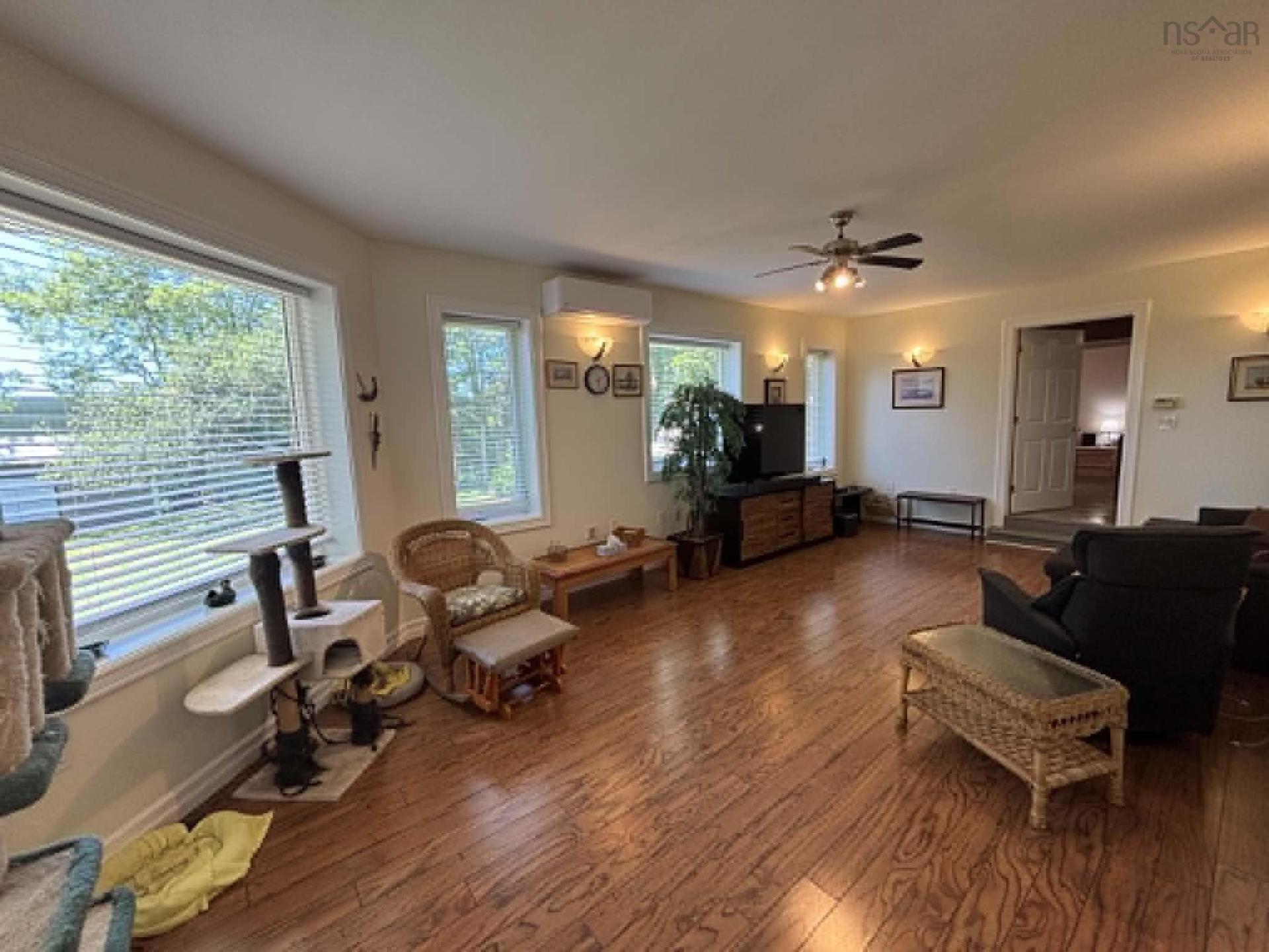 34 Clements Avenue, Yarmouth, NS - Indoor Photo Showing Living Room