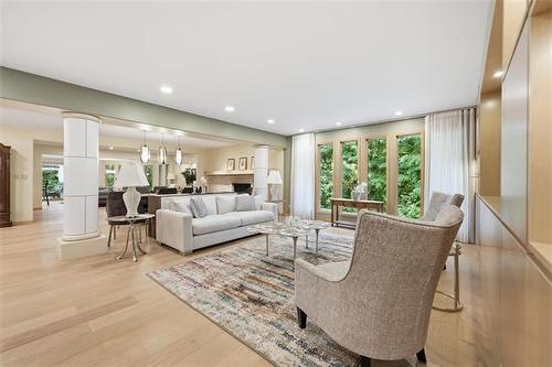 2020 Henderson Hwy, Winnipeg, MB - Indoor Photo Showing Living Room