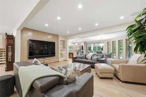 2020 Henderson Hwy, Winnipeg, MB - Indoor Photo Showing Living Room