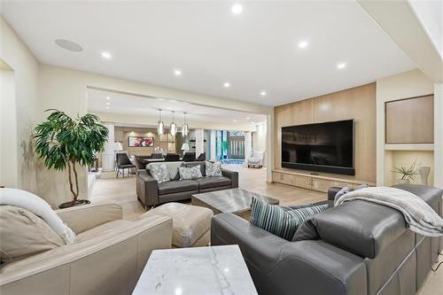 2020 Henderson Hwy, Winnipeg, MB - Indoor Photo Showing Living Room