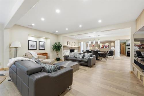 2020 Henderson Hwy, Winnipeg, MB - Indoor Photo Showing Living Room