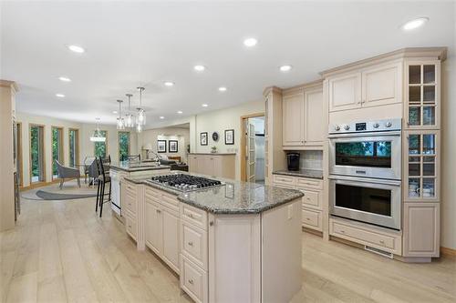 2020 Henderson Hwy, Winnipeg, MB - Indoor Photo Showing Kitchen With Upgraded Kitchen