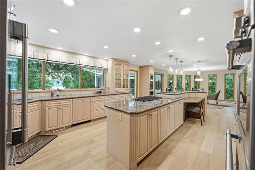 2020 Henderson Hwy, Winnipeg, MB - Indoor Photo Showing Kitchen With Upgraded Kitchen