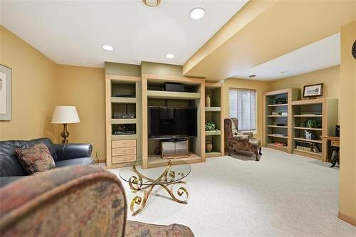 2020 Henderson Hwy, Winnipeg, MB - Indoor Photo Showing Living Room
