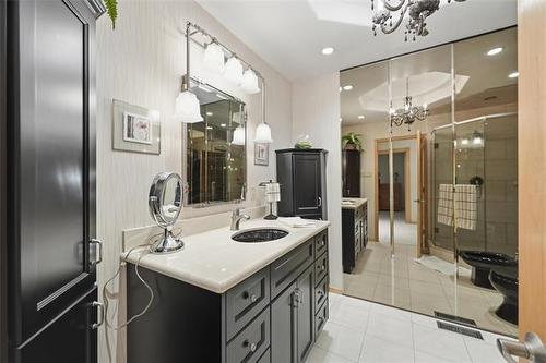 2020 Henderson Hwy, Winnipeg, MB - Indoor Photo Showing Kitchen
