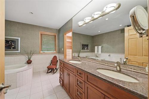 2020 Henderson Hwy, Winnipeg, MB - Indoor Photo Showing Bathroom