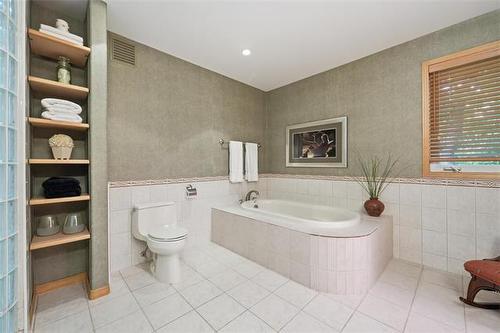 2020 Henderson Hwy, Winnipeg, MB - Indoor Photo Showing Bathroom
