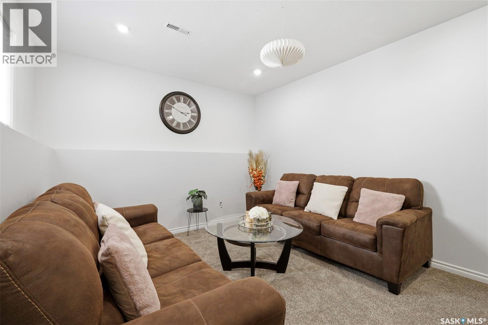 351 Kolynchuk Manor, Saskatoon, SK - Indoor Photo Showing Living Room