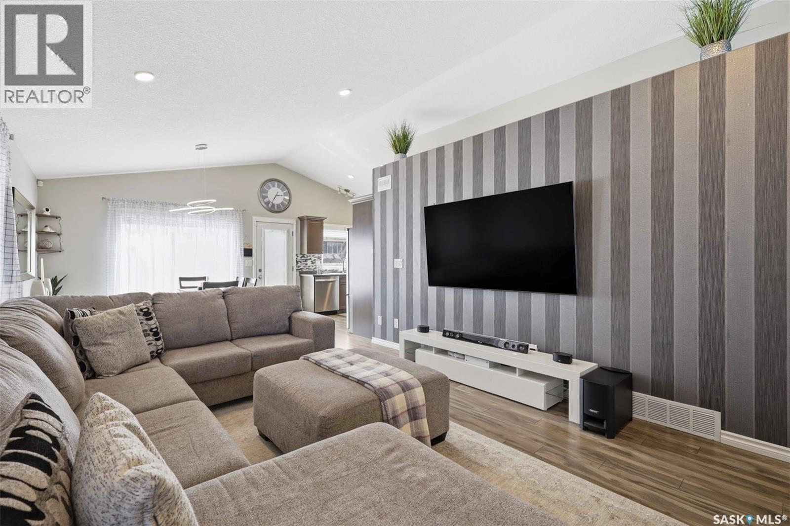 351 Kolynchuk Manor, Saskatoon, SK - Indoor Photo Showing Living Room