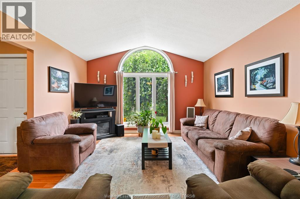 3537 Woodward Boulevard, Windsor, ON - Indoor Photo Showing Living Room