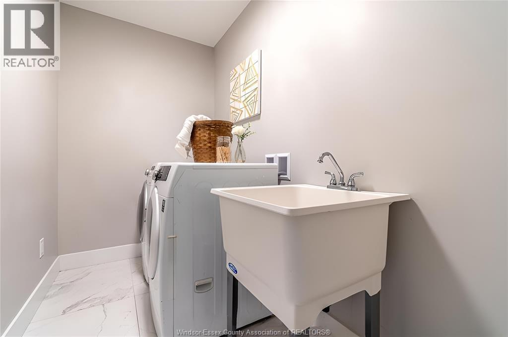 38 Bordeaux Place, Chatham, ON - Indoor Photo Showing Laundry Room