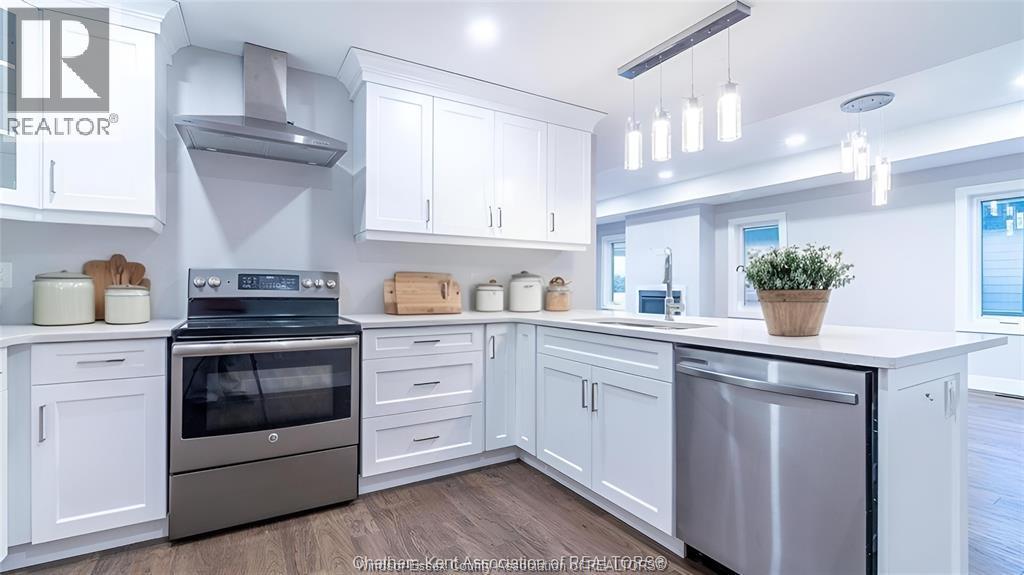 38 Bordeaux Place, Chatham, ON - Indoor Photo Showing Kitchen With Upgraded Kitchen