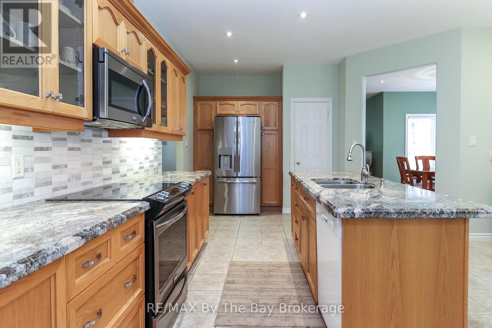 60 Martyn Drive, Wasaga Beach, ON - Indoor Photo Showing Kitchen With Double Sink With Upgraded Kitchen