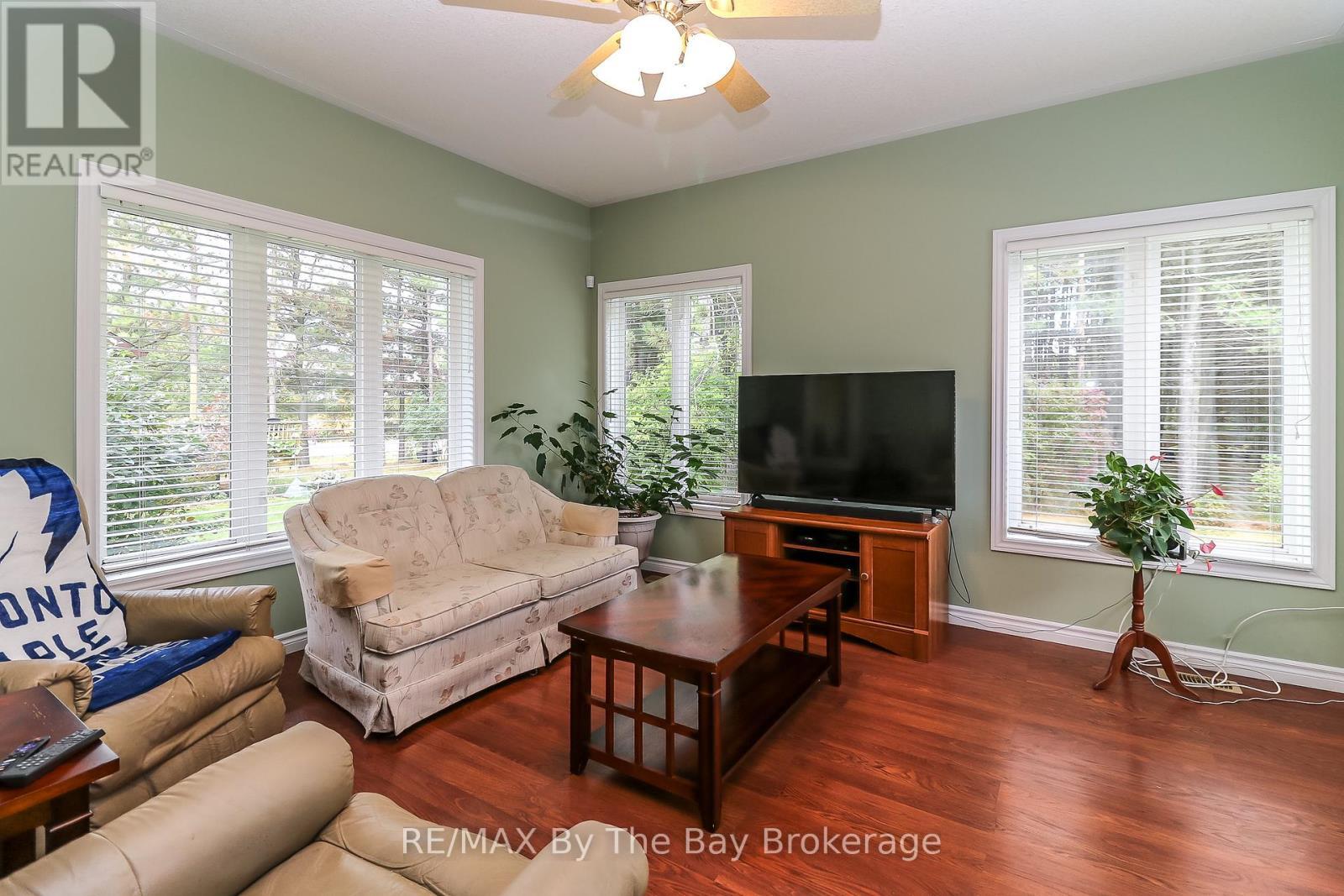 60 Martyn Drive, Wasaga Beach, ON - Indoor Photo Showing Living Room