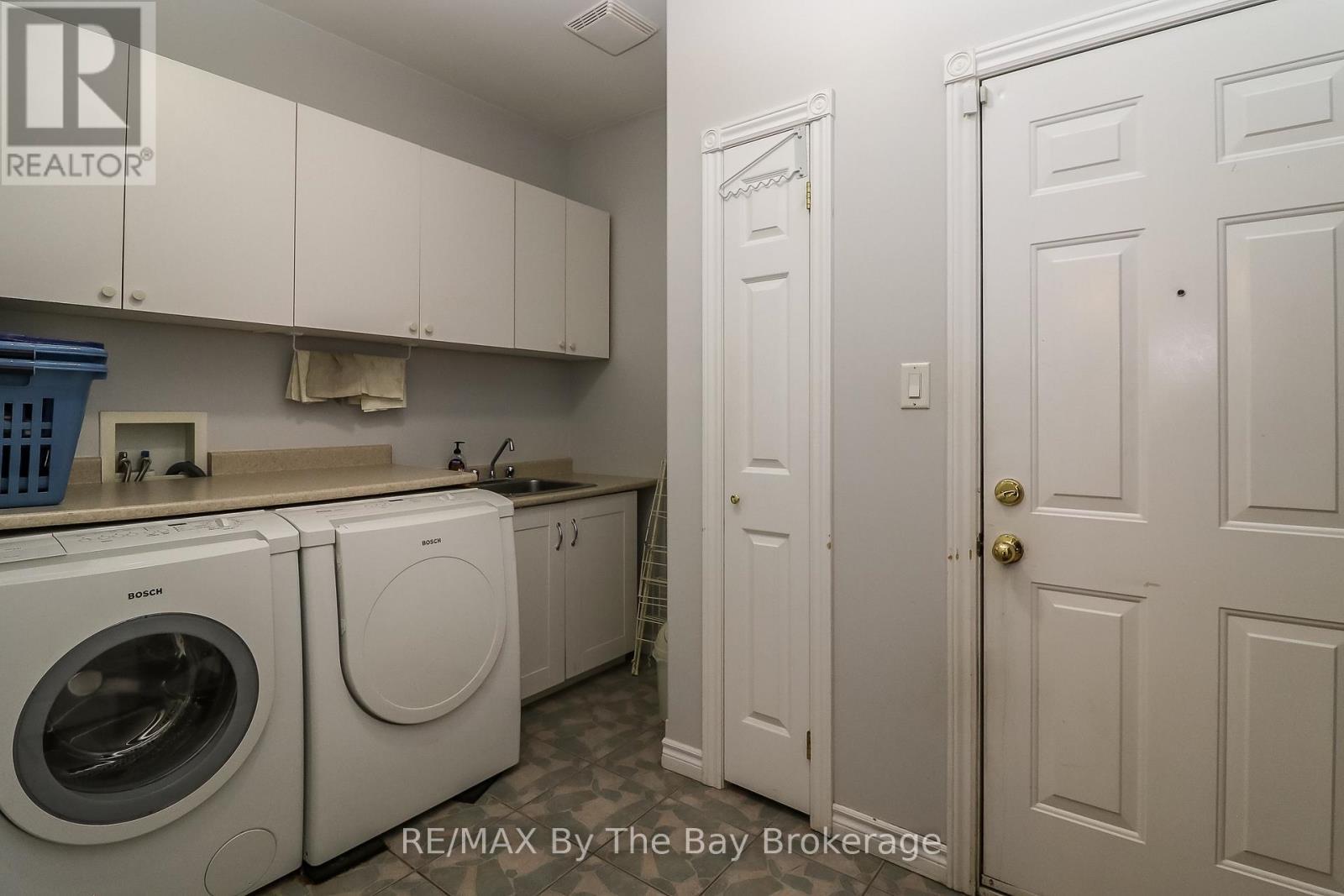 60 Martyn Drive, Wasaga Beach, ON - Indoor Photo Showing Laundry Room