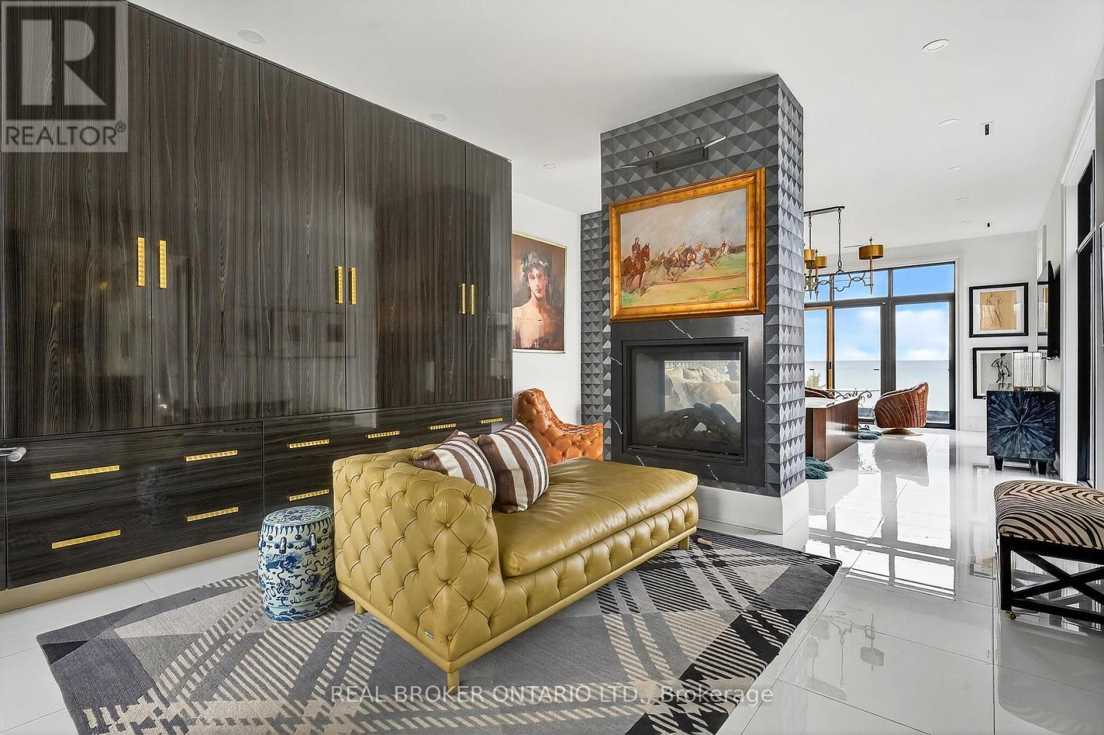711 Beach Boulevard, Hamilton, ON - Indoor Photo Showing Living Room With Fireplace