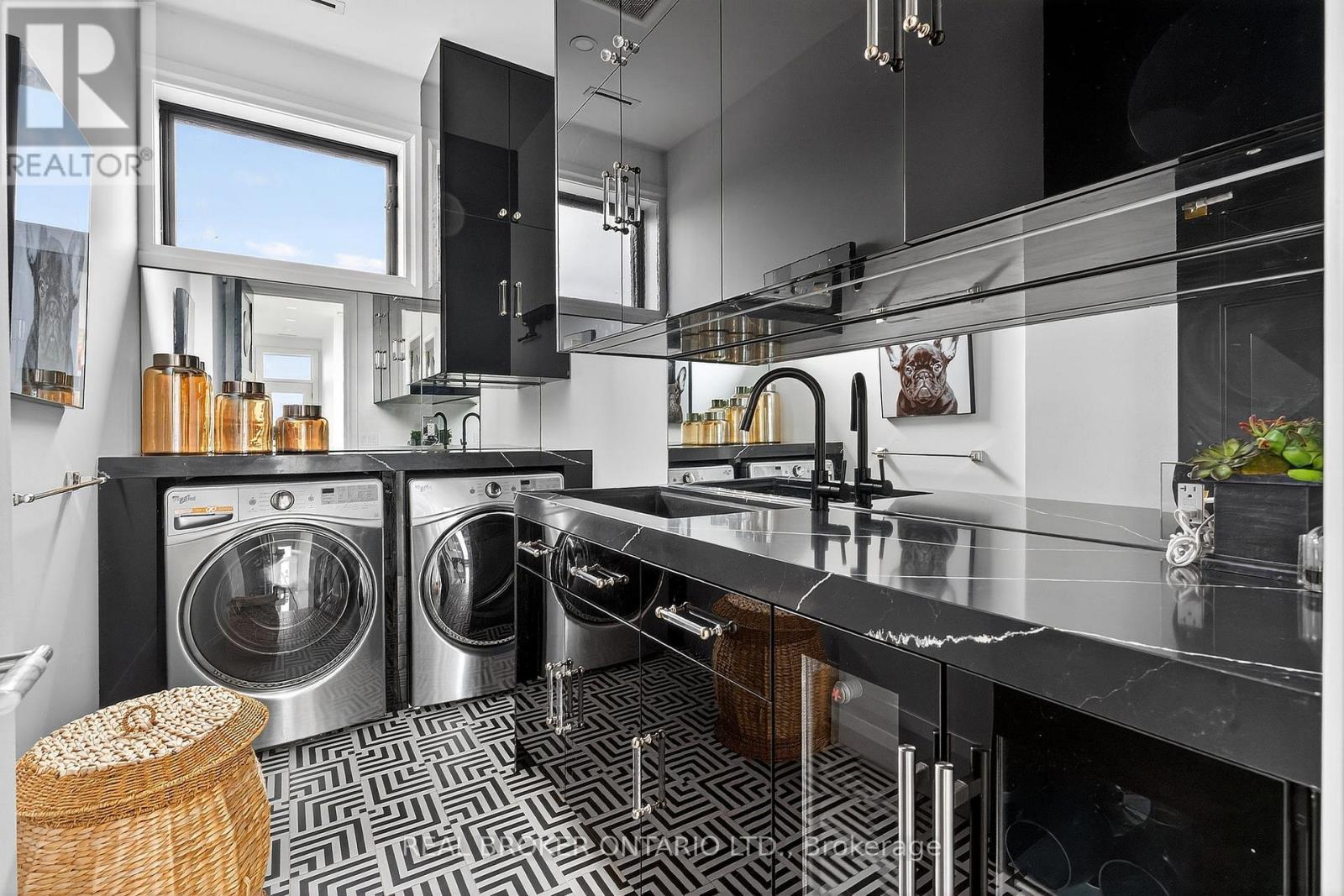 711 Beach Boulevard, Hamilton, ON - Indoor Photo Showing Laundry Room