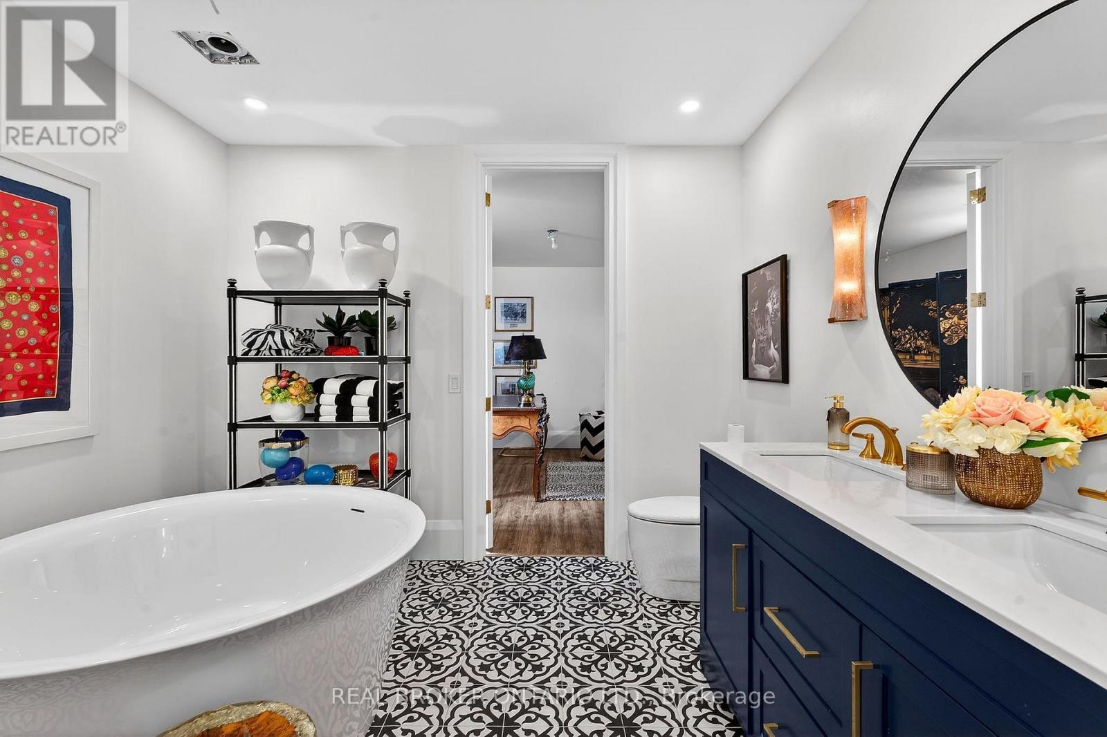 711 Beach Boulevard, Hamilton, ON - Indoor Photo Showing Bathroom