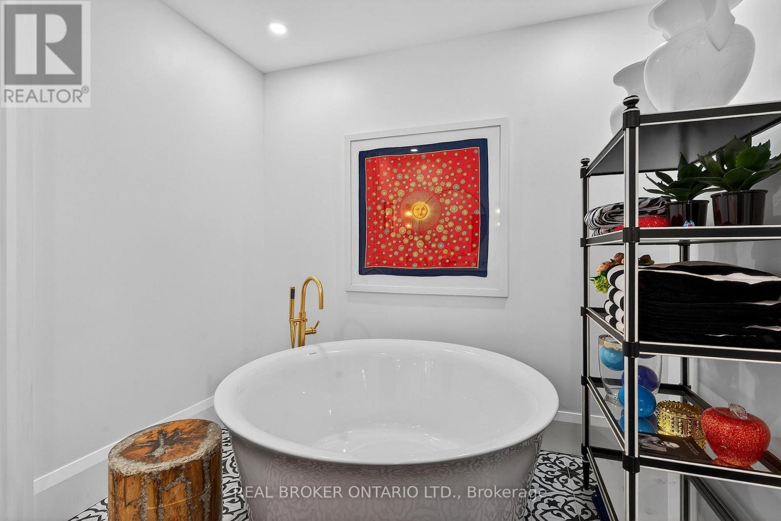 711 Beach Boulevard, Hamilton, ON - Indoor Photo Showing Bathroom