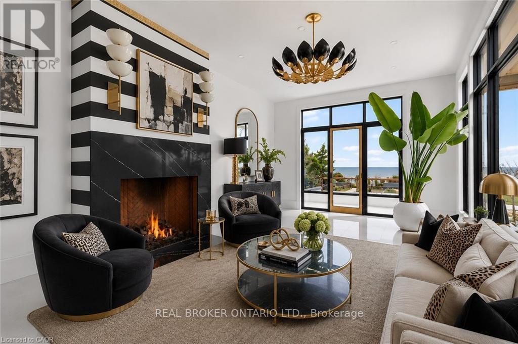 711 Beach Boulevard, Hamilton, ON - Indoor Photo Showing Living Room With Fireplace