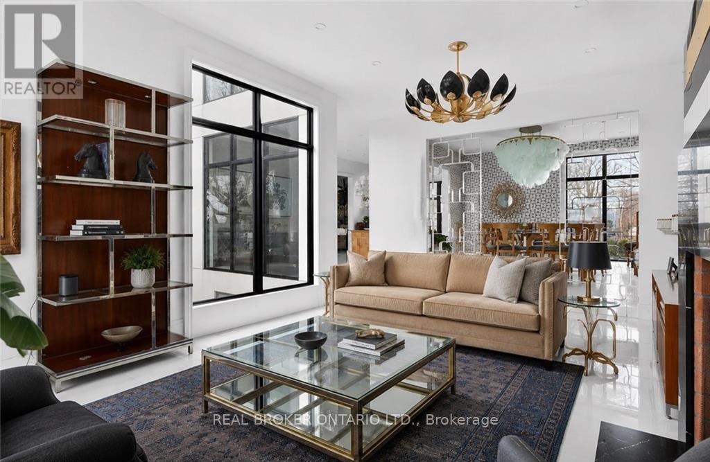 711 Beach Boulevard, Hamilton, ON - Indoor Photo Showing Living Room