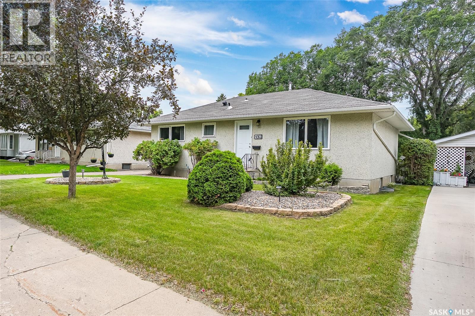 1309 I Avenue N, Saskatoon, SK - Outdoor
