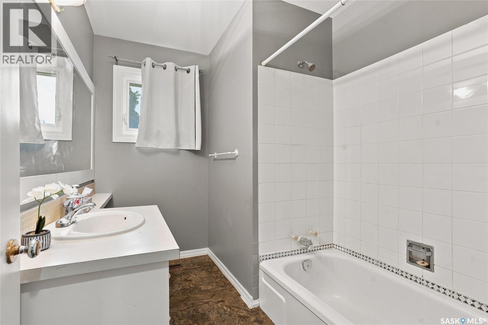1309 I Avenue N, Saskatoon, SK - Indoor Photo Showing Bathroom