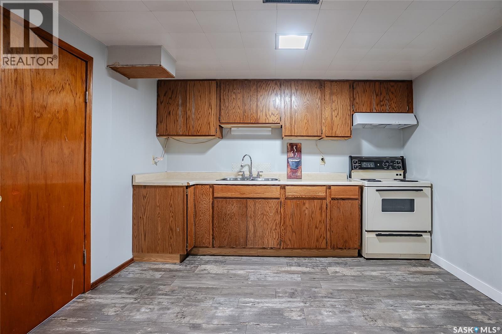 1309 I Avenue N, Saskatoon, SK - Indoor Photo Showing Kitchen With Double Sink