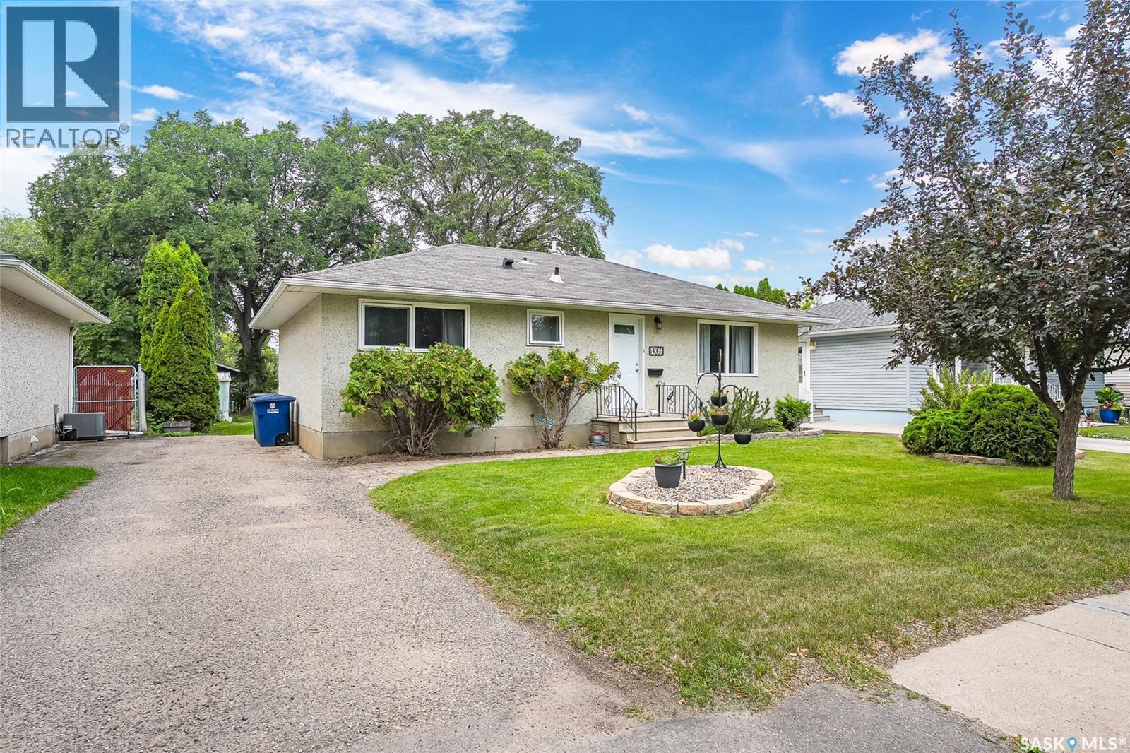 1309 I Avenue N, Saskatoon, SK - Outdoor