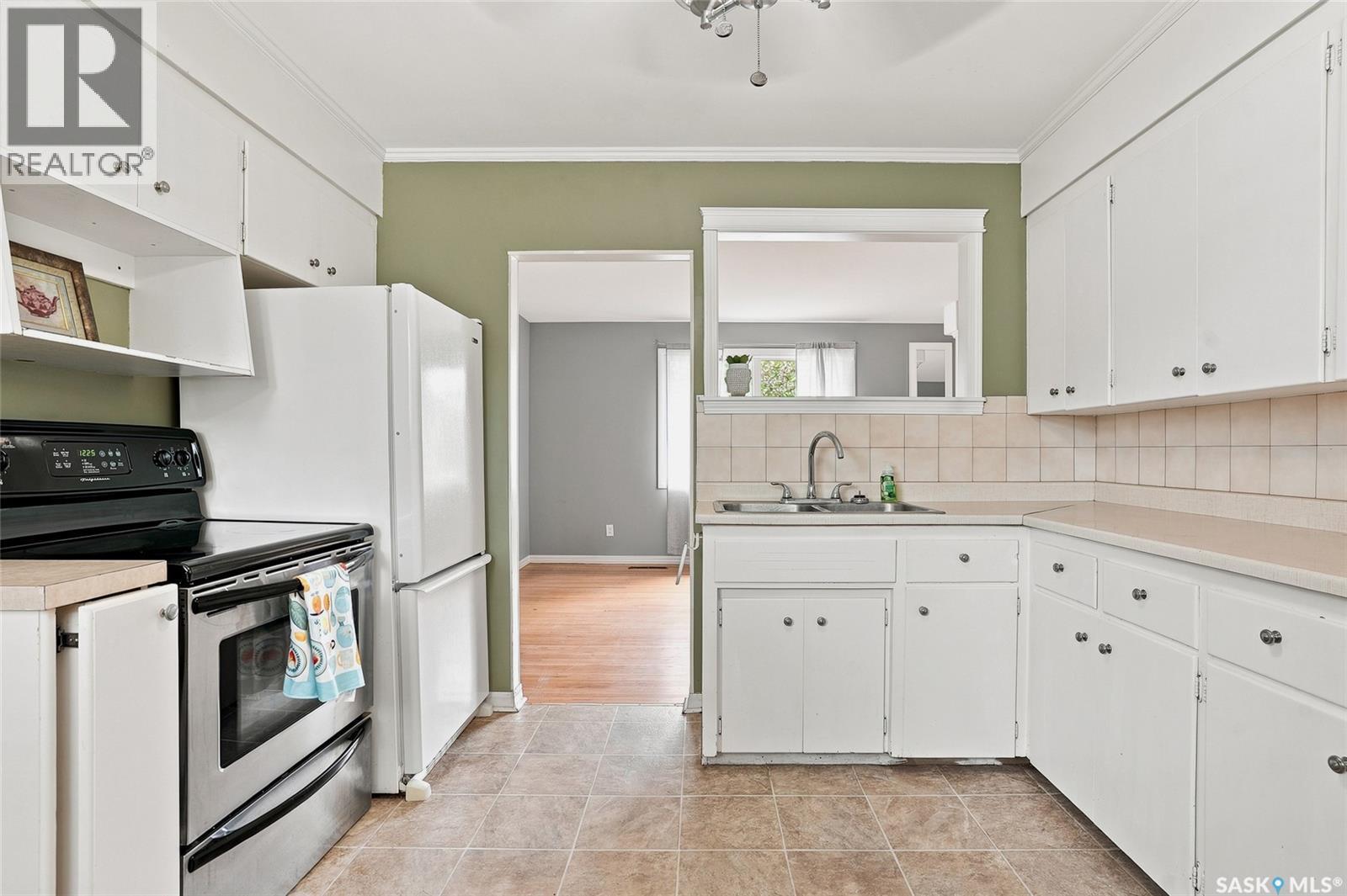 1309 I Avenue N, Saskatoon, SK - Indoor Photo Showing Kitchen With Double Sink