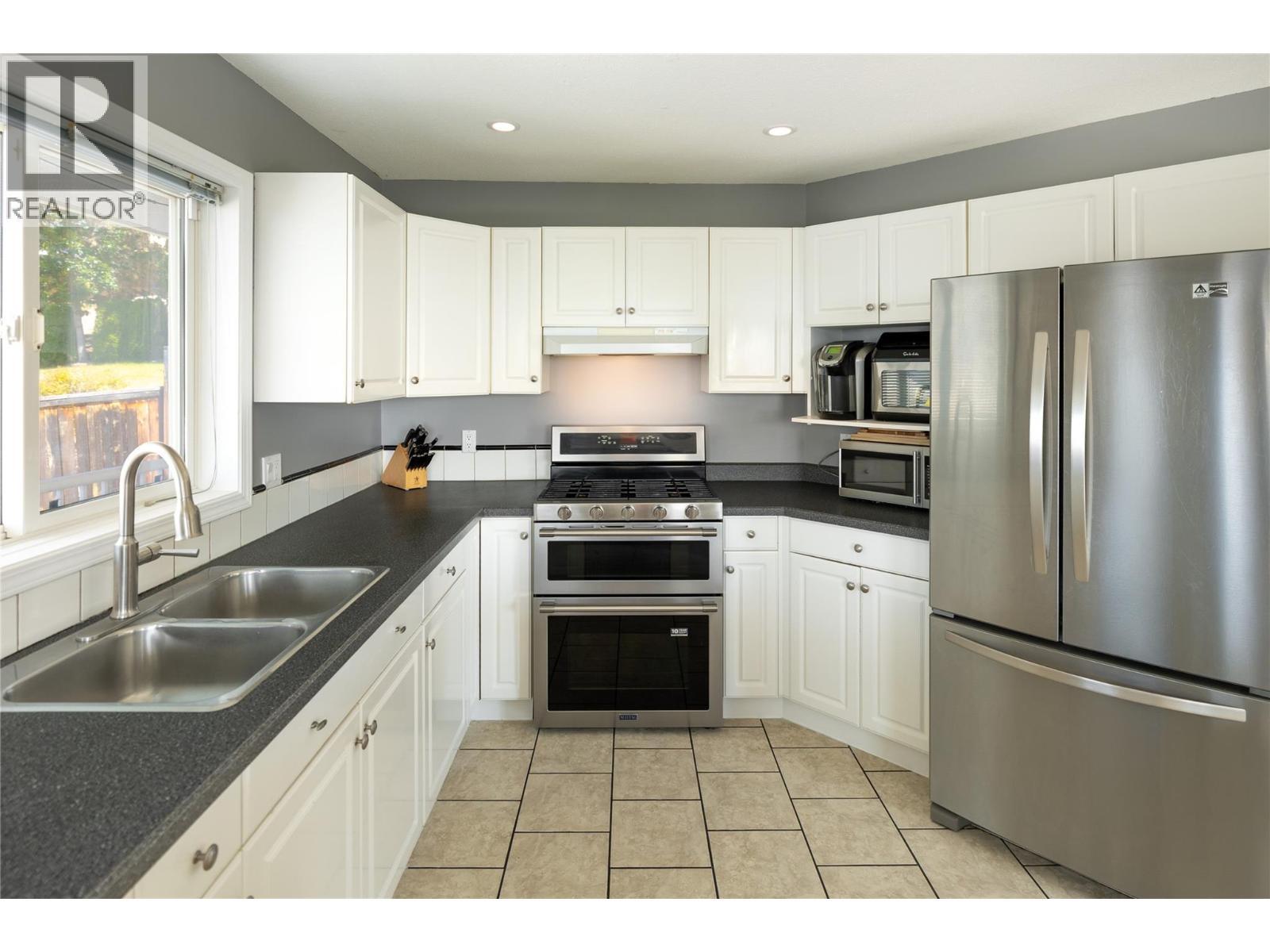 877 Toovey Road, Kelowna, BC - Indoor Photo Showing Kitchen With Stainless Steel Kitchen With Double Sink