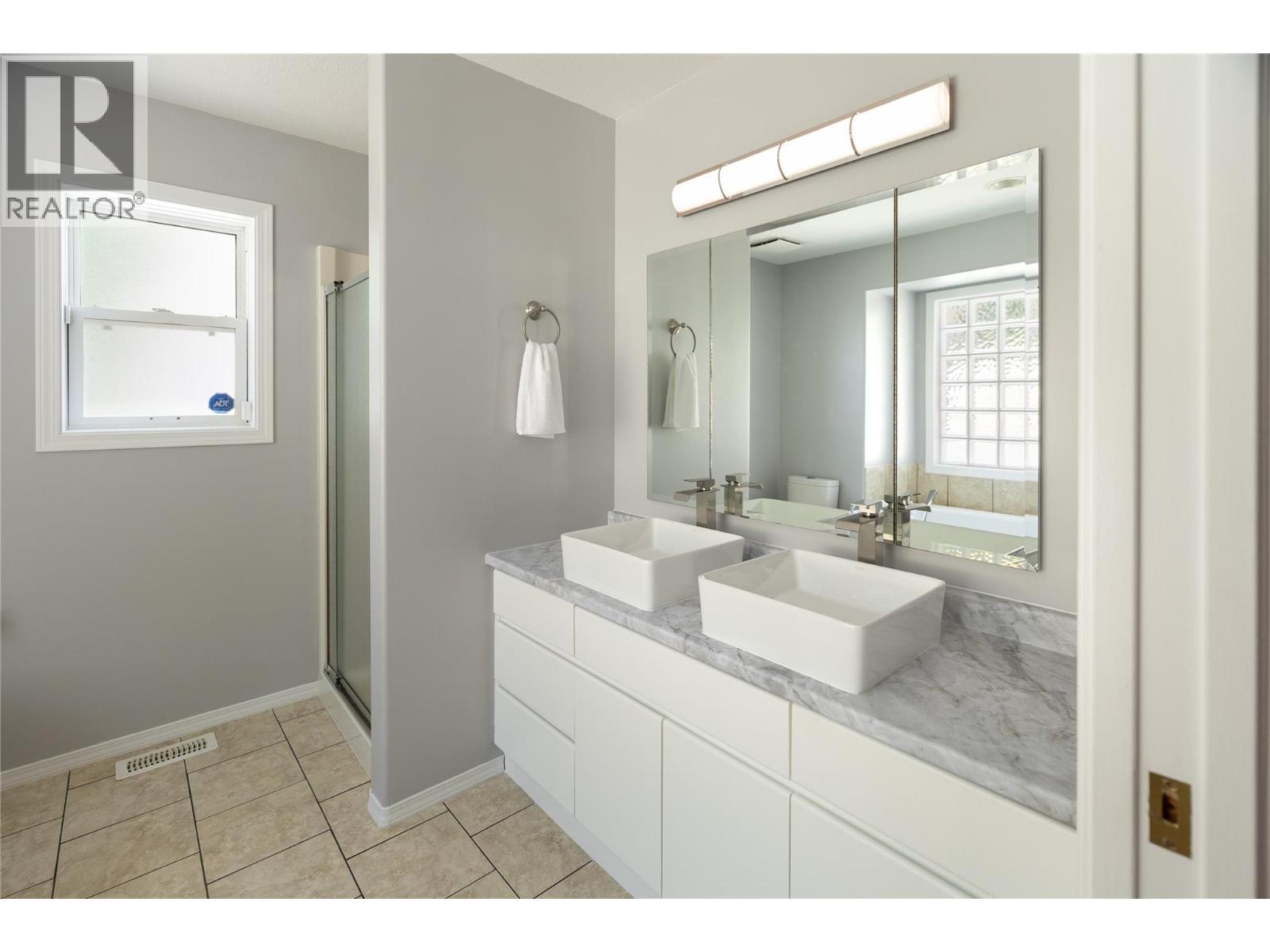 877 Toovey Road, Kelowna, BC - Indoor Photo Showing Bathroom